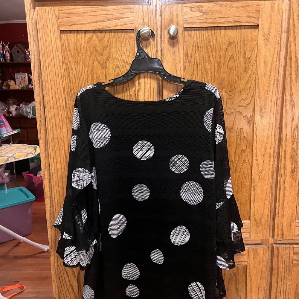 Black Boxy 3/4 Sleeve Blouse - Picture 2 of 4